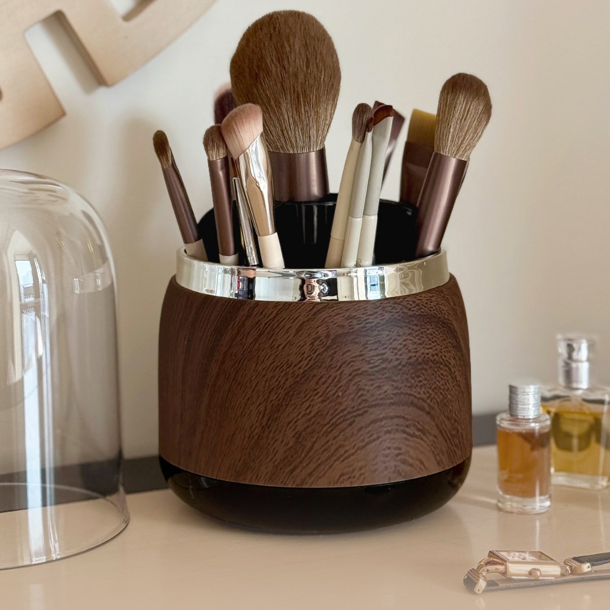 Light Luxury Makeup Brush Hold - огляд і ціна Luxury Skincare And Makeup Brands